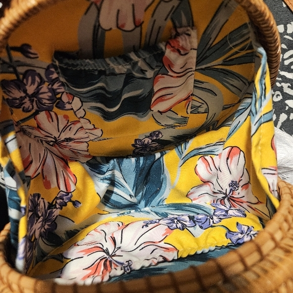 Handcrafted Beige Round Woven Bag - Picture 2 of 4